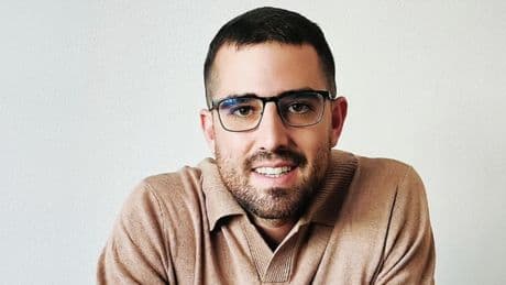 Álvaro Tormo, psicólogo: “Las normas que enseñan a los hombres a no mostrar emociones y a ser siempre fuertes, están relacionadas con la soledad y los problemas emocionales”