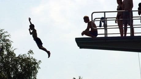 Schweiz: Junge springt vom Fünf-Meter-Brett – ein Mann stirbt