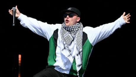 "Je suis un homme libre": un rappeur du groupe Kneecap, poursuivi pour avoir porté un drapeau du Hezbollah, réplique au festival Glastonbury
