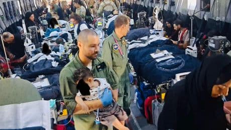 Un avión medicalizado pone rumbo a Zaragoza con 13 niños de Gaza para ser tratados en el hospital