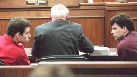 Les frères Menendez peuvent croire en une libération conditionnelle après 35 ans de prison pour le meurtre de leurs parents