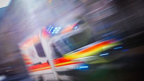 Unfälle: Quadfahrer prallt gegen Leitplanke - schwer verletzt