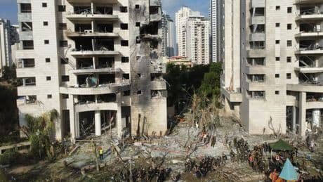 Una nueva ola de ataques de Irán contra Israel deja al menos cinco muertos y casi un centenar de heridos