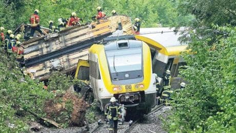Almanya’da yolcu treni raydan çıktı