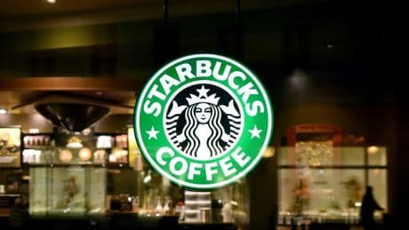 Los empleados de Starbucks van a la huelga por el nuevo código de vestimenta