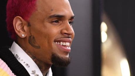 Le chanteur américain Chris Brown est détenu jusqu’à la mi-juin, après son inculpation pour une agression