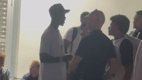 Bei Termin in München - Hier will Dennis Schröder einen Strafzettel verhindern