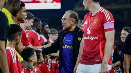 Malaysian prime minister rubs salt into Man Utd wounds after watching them hit new low