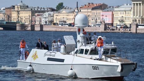 Rusia reduce las celebraciones en honor a su armada por "motivos de seguridad" mientras Ucrania lanza más ataques con drones