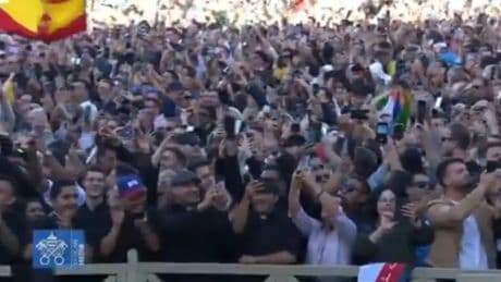 VÍDEO | Así fue el estallido de júbilo que se produjo en la plaza de San Pedro tras ver la fumata blanca