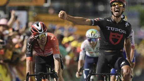 El surrealista despiste de Alaphillipe: se olvida de su posición, pasa tercero y celebra desatado como un campeón de etapa