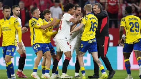 El acta de Martínez Munuera omite la tangana final en el Sevilla-Las Palmas
