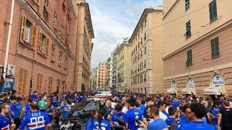 Sampdoria, l'arrivo del pullman e il raduno dei tifosi sotto la Sud | Video