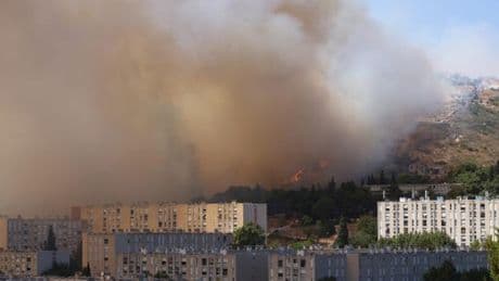 En direct, incendies : à Marseille, la situation est « maîtrisée », assure la préfecture des Bouches-du-Rhône, mais les habitants du 16ᵉ arrondissement et des Pennes-Mirabeau doivent rester confinés