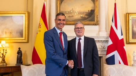Sánchez evita preguntas de los periodistas y no da explicaciones sobre Gibraltar en su encuentro con Keir Starmer