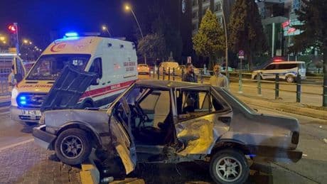 Kayseri'de bir otomobil ortadan büküldü: Yaralılar var