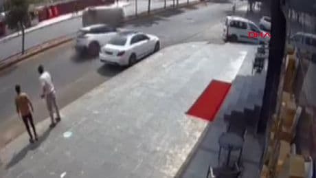 Cipe çarpan taksinin takla attığı kaza kamerada