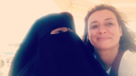 ¿A prisión por una camiseta? Ibtissame Lachgar, la activista juzgada en Marruecos por vestir una que decía "Alá es lesbiana"