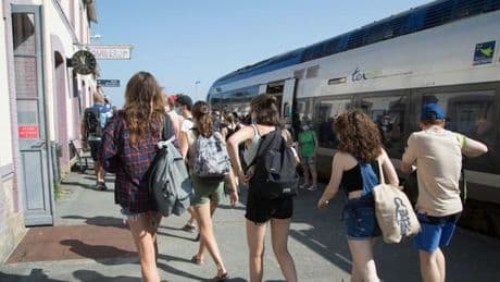 L’histoire unique du train estival entre Auray et Quiberon : une voie d’où l’on voit, par moments, l’océan des deux côtés