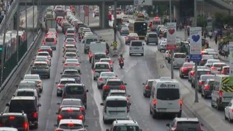 İstanbul'da trafik durma noktasına geldi! İBB verilerine göre yoğunluk yüzde 74'e ulaştı