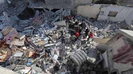 Israel ataca dos veces en 24 horas una escuela en Gaza y mata al menos a 30 personas