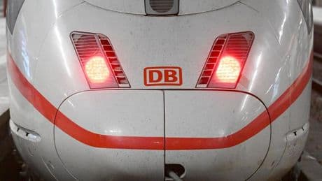 Lebensgefährlicher Trend: Jugendliche klammern sich an ICE - Polizei stoppt Aktion