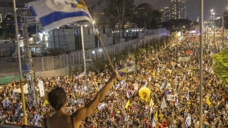 Tienduizenden Israëli’s de straat op uit vrees voor leven gijzelaars, maar radicale partijen willen nóg verder gaan: plannen offensief Gaza verdelen Israël