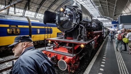 Nostalgisch ritje in stoomtrein doet oude tijden herleven: ’Hysterisch’