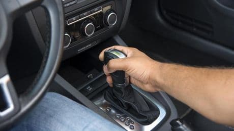 Un mecánico advierte del error garrafal que cometes al aparcar tu coche automático: “Está mal hecho. Antes de dejarlo en posición ‘P’ hay que hacer esto”