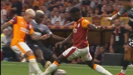 Hakem VAR'da izledi, Karagümrük'ü 10 kişi bıraktı