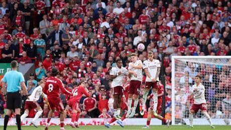 Un golazo de Szoboszlai deja líder al Liverpool