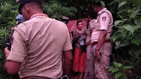Hindistan ormanlarında şok! Rus anne ve iki kızı mağarada bulundu: Yılanlar dostlarımız, insanlar tehlikeli...