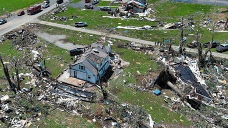 Al menos 21 muertos tras el azote de varios tornados en el medio oeste de EEUU: 700.000 hogares y 12 estados sin luz