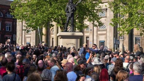 "Killed By Death": Motörhead-Fans feiern Statue für Kultrocker Lemmy Kilmister