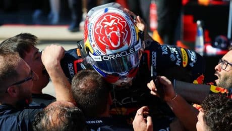 Verstappen pesca en el descalabro de McLaren en Imola; Sainz puntúa y cruel carrera para Alonso