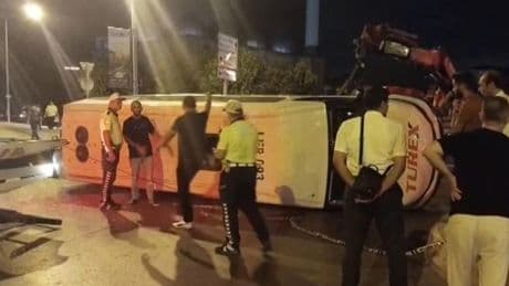 İstanbul'da otomobil ile minibüs çarpıştı: 10 yaralı