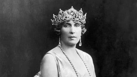 Victoria Eugenia,  la reina más inspiradora: legó las joyas de pasar, fue icono de moda y se volcó en labores benéficas