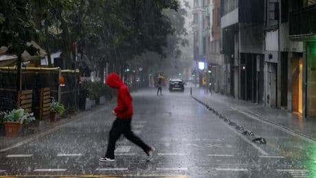 LIVE | Overlast door zware regenval in Barcelona, treinverkeer stilgelegd en wegen afgesloten