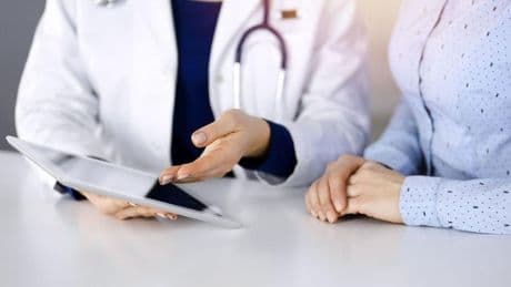 Osakidetza ofrece sueldos de 56.629 euros al año para captar a médicos jóvenes