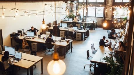 Thuiswerken of naar kantoor? ’Bestuurders, durf te experimenteren en laat teams zelf de balans vinden’