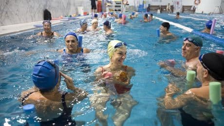 Ni sedentarios ni maratonianos: el cerebro envejece mejor con ejercicio moderado