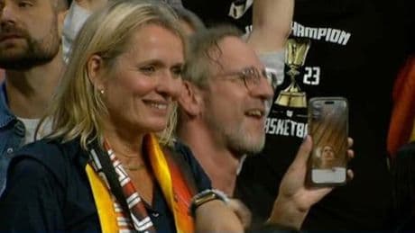 Er ist verletzt und guckte zu Hause - Hier telefoniert Mama Wagner mit Bruder Wagner
