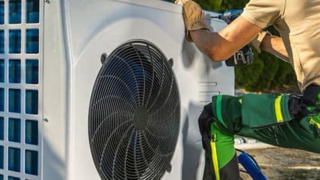 Wärmepumpe richtig platzieren: Installateur zeigt, worauf Sie achten müssen