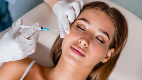 ¿Es malo 'pincharse' desde joven? Una experta cuenta los efectos de la medicina estética en menores de 25 años
