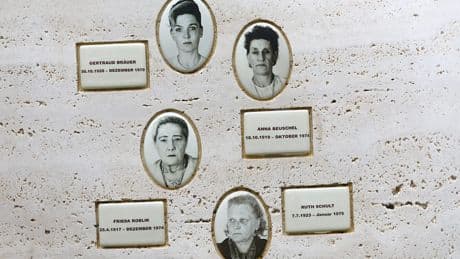 Warum hat das 50 Jahre gedauert? - Gedenkstein für Opfer von Frauenmörder Honka