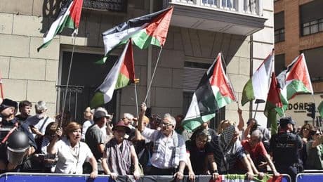 "Israel asesina y La Vuelta patrocina": los propalestinos también se manifiestan contra el "genocidio" en Valladolid