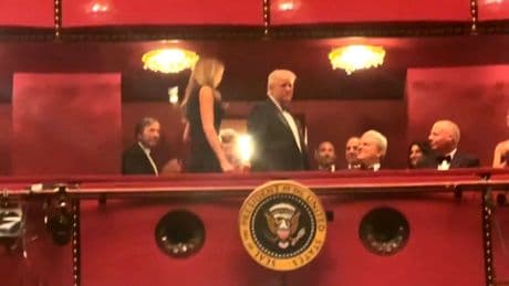 Schauspiel auf großer Bühne - Hier wird Trump ausgebuht