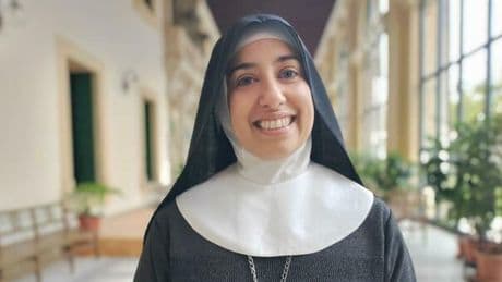 Suor ?Aline Pereira Ghammachi, chi è la badessa cacciata dal convento: le origini brasiliane, la laurea, la chiamata e il record di più giovane reggente di un convento italiano