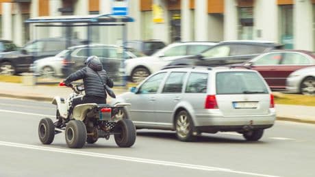 Les quads de location sans permis qui pullulent dans Paris sont-ils légaux ?
