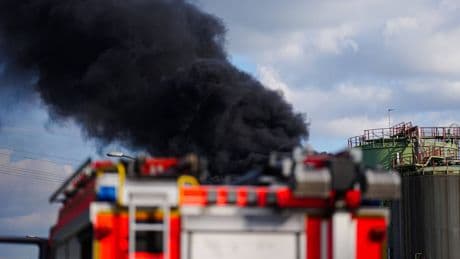 Großbrand in Hamburg: Lachgas explodiert, Trümmer fliegen auf Autobahn